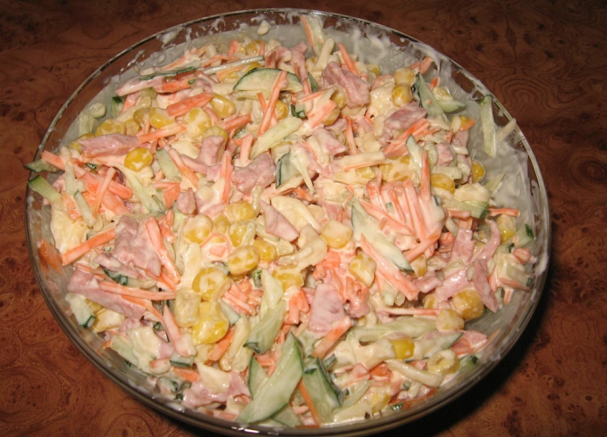 Салати, які можна приготувати без світла та плити: святкові рецепти